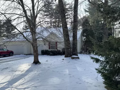 8 Cedar Ct, Queensbury, NY 12804