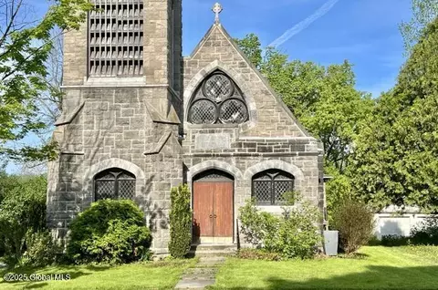 17 Oak St, Champlain, NY 12919