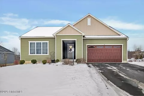 4 Larsen Pl, Mechanicville, NY 12118