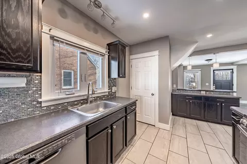 24 Larkin St, Schenectady, NY 12302 photo 8