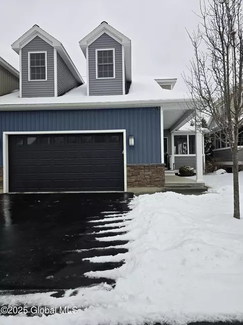 18 Stacey Way, Troy, NY 12180