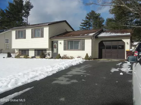 9 Zenas Dr, Queensbury, NY 12804