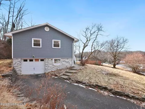 2 Reed Pl, Saugerties, NY 12477