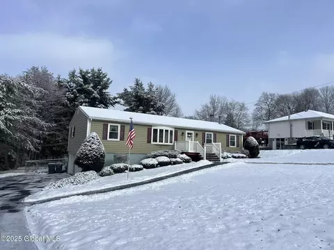 40 Sunset Dr, Troy, NY 12182