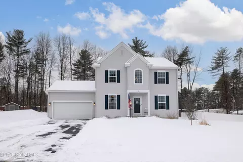 5 Winterberry Ln, Moreau, NY 12828