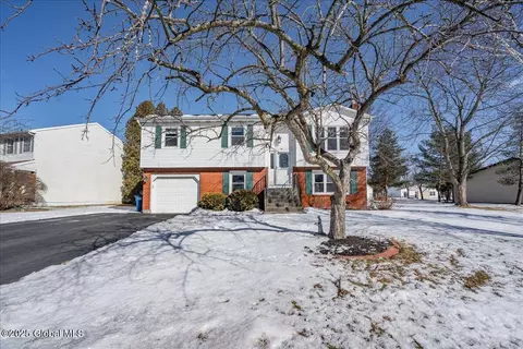 22 Meadowlark Dr, Cohoes, NY 12047