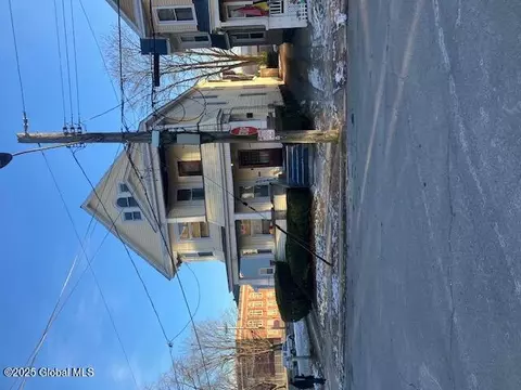 1078 Forest Rd, Schenectady, NY 12303