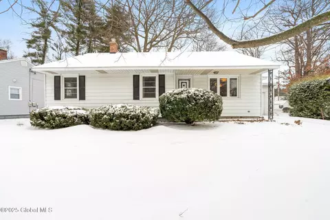 33 Montrose Dr, Delmar, NY 12054