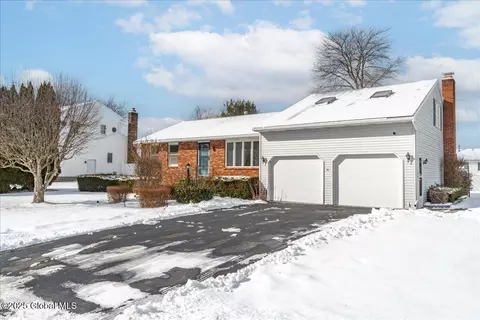 19 Victory Dr, Albany, NY 12205