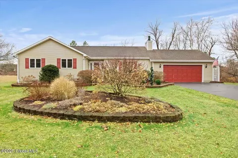 3 Bayberry Cir, Poestenkill, NY 12140