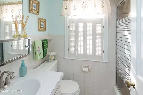 Bath - 707 Riverside Ave, Glenville, NY 12302 photo 4 of 6
