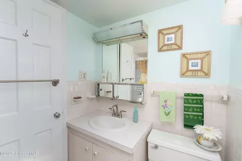 Bath - 707 Riverside Ave, Glenville, NY 12302 photo 6 of 6