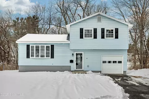 28 Crestone Rd, Colonie, NY 12205