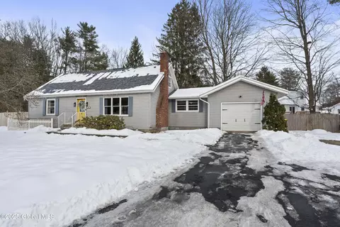 19 Newcastle Rd, Halfmoon, NY 12065