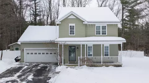14 Robin Hood Ct, Saratoga Springs, NY 12866
