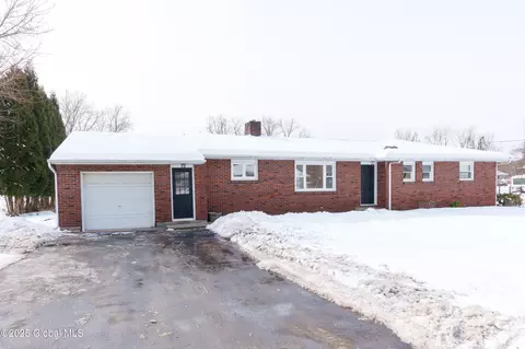 8 Hewitt St, Mechanicville, NY 12118