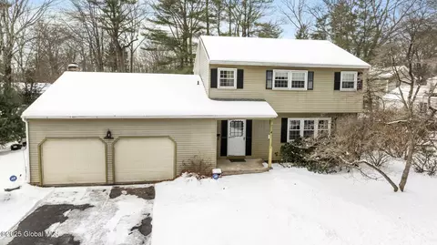 7 Tamarack Dr, Delmar, NY 12054