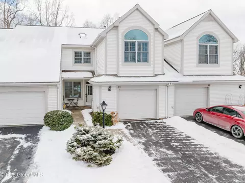 11 Malibu Hl, Rensselaer, NY 12144