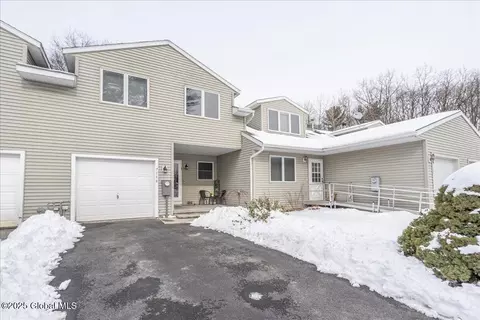 7116 Suzanne Ln, Schenectady, NY 12303