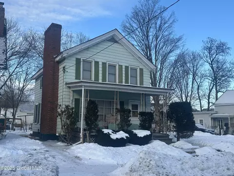 6 1st St, Hoosick Falls, NY 12090