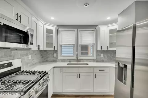 Entry Way - 832 Bradt St, Schenectady, NY 12306 photo 6 of 9