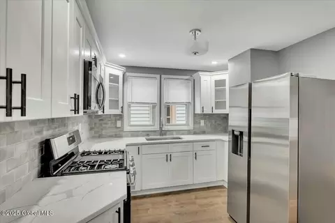 Entry Way - 832 Bradt St, Schenectady, NY 12306 photo 5 of 9