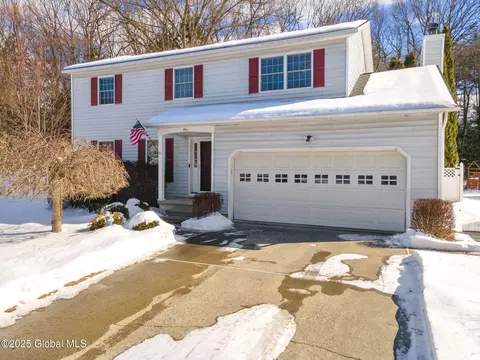 1 Fallentree Ln, Clifton Park, NY 12065