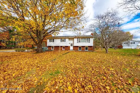 9 Cross St, Kinderhook, NY 12106