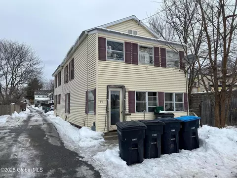 35 Oak St, Saratoga Springs, NY 12866
