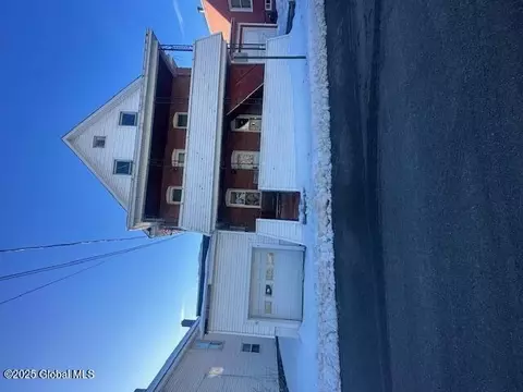 8 Farrell St, Mechanicville, NY 12118