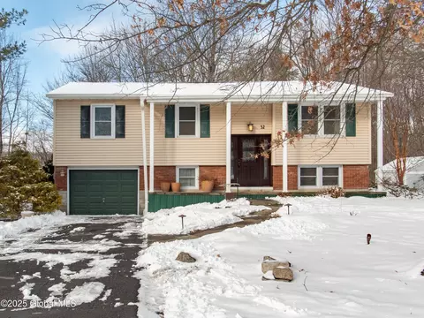 32 Point View Dr, East Greenbush, NY 12061