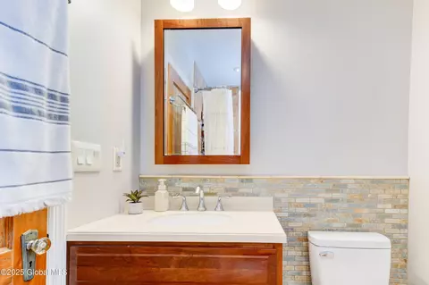 Bath - 1425 Keyes Ave, Schenectady, NY 12309 photo 4 of 11