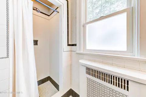 Bath - 1425 Keyes Ave, Schenectady, NY 12309 photo 2 of 11