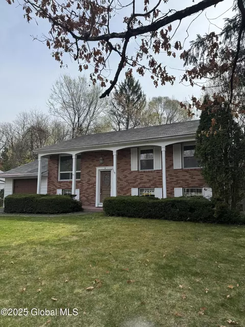 4 W Circular Ct, Saratoga Springs, NY 12866