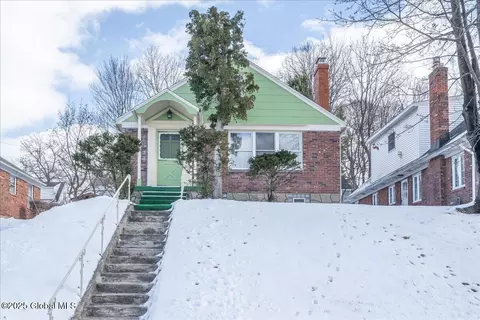 4 Center View Dr, Troy, NY 12180