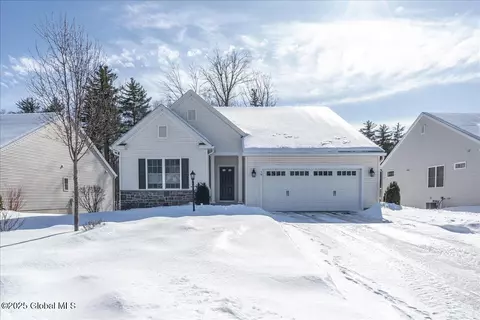 19 Linden Park Dr, Halfmoon, NY 12065