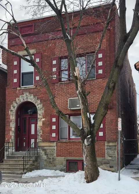 325 1st St, Troy, NY 12180