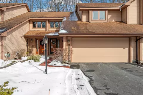 4045 Georgetown Sq, Schenectady, NY 12303