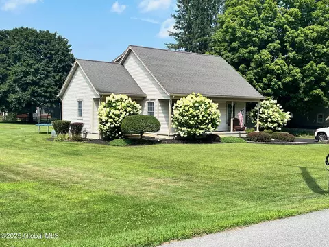10 Crooked St, Ballston Lake, NY 12019