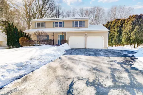 6991 Suzanne Ln, Schenectady, NY 12303