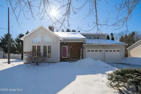 66 Huntleigh Dr, Albany, NY 12211