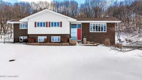 30 Oriel Ln, Rensselaer, NY 12144