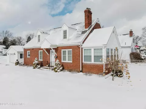 35 Park Ave, Latham, NY 12110