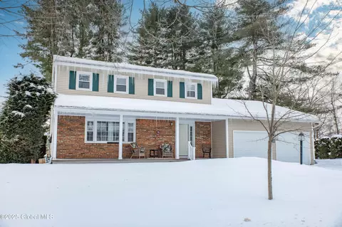 11 Brookwood Dr, Saratoga Springs, NY 12866
