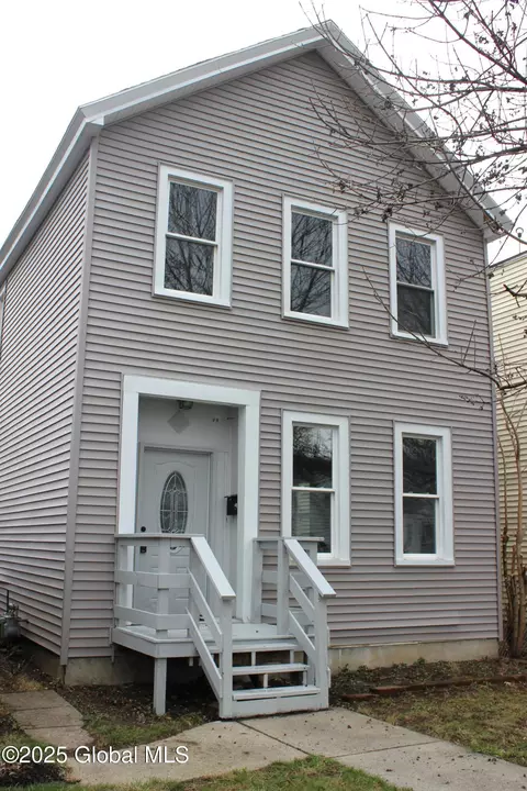 447 6th Ave, Troy, NY 12182