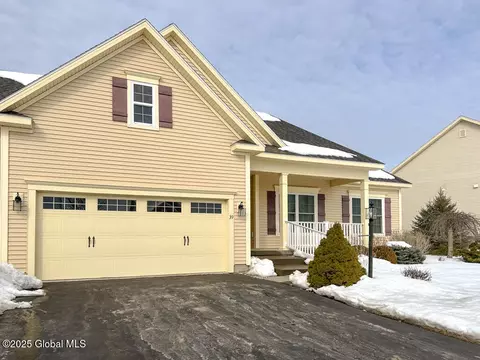 39 Beekman Pl, Queensbury, NY 12804