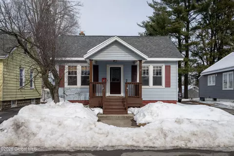 33 Pershing Dr, Scotia, NY 12302