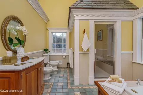 Bath - 261 Bender Ln, Glenmont, NY 12077 photo 2 of 6