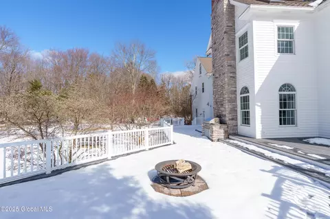 Exterior - 261 Bender Ln, Glenmont, NY 12077 photo 6 of 11