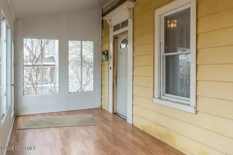 8 Summit St, Hudson, NY 12534